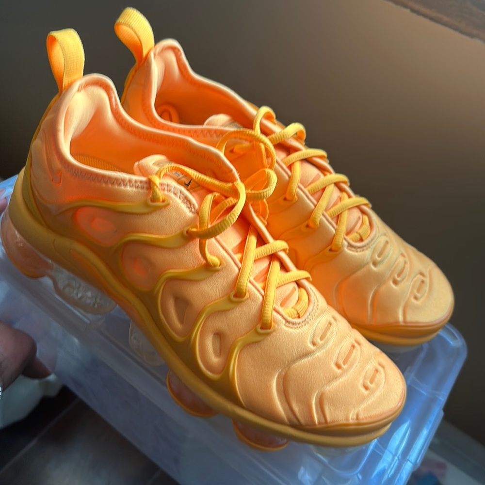 yellow nike vapormax plus / women’s size - 7